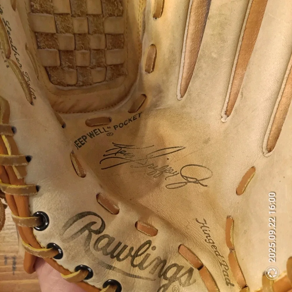 RAWLINGS KEN GRIFFEY JR RBG46 BASEBALL GLOVE RHT /Functional. B1